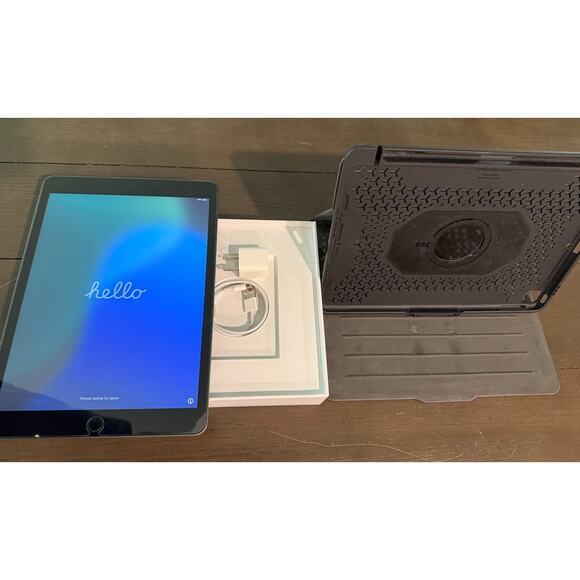 Apple iPad 9th Generation 64GB WiFi 10.2in Cable Case Screen Protector Bundle - Picture 1 of 6